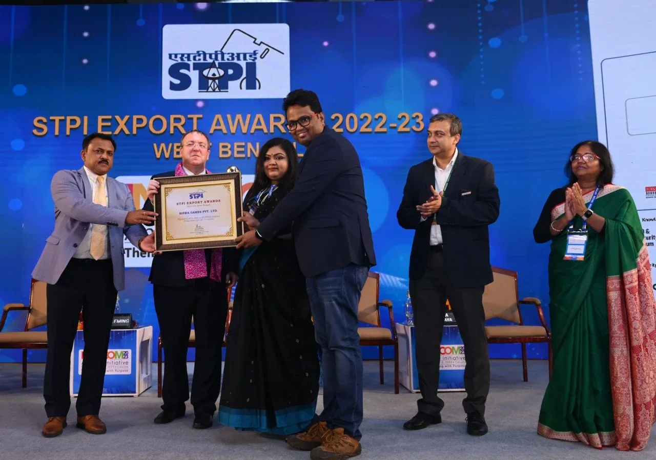 Biswa Games receiving the STPI Export Award 2022–23 for West Bengal on stage